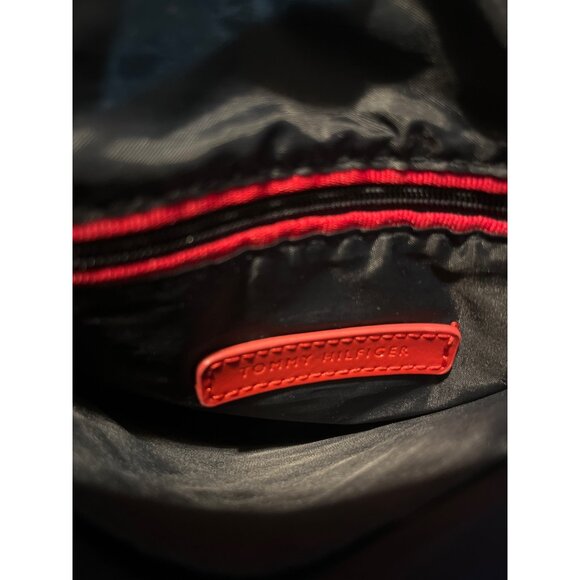 Nice Tommy Hilfiger Silver Crossbody Bag w/ Logo Accent Durable & Lightweight - Picture 5 of 9